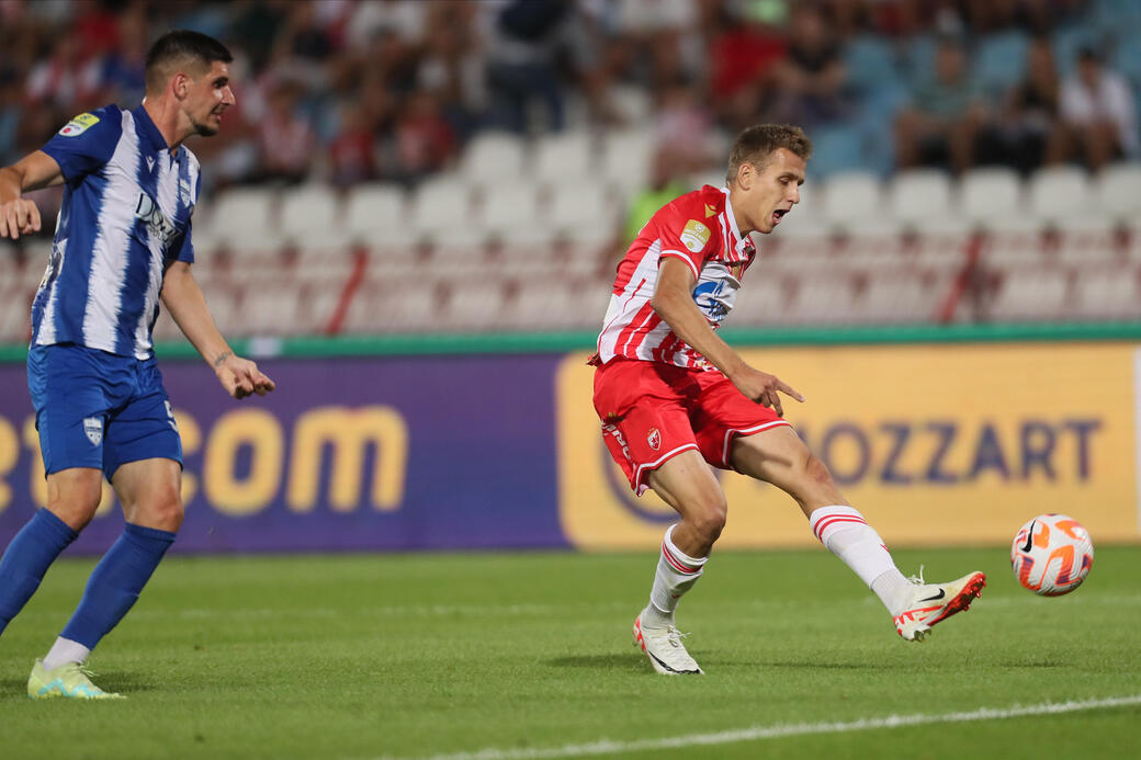 Vladimir Lučić šutira na gol Novog Pazara