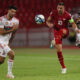 Dušan Tadić pokušava da probaci loptu pored Dominika Soboslaija na utakmici Srbija - Mađarska (1:2) u kvalifikacijama za Evropsko prvenstvo