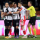 RICARDO JORGE PIRES GOMES Rikardo Zorge Pires Gomes, MILOS JOJIC fudbaleri Partizana na utakmici Superlige Prvenstva Srbije protiv MILAN RODIC iz Crvene zvezde i SRDJAN JOVANOVIC sudija na stadionu Rajka Mitica, Beograd, 27.02.2022. godine Foto: Marko Metlas Fudbal, Crvena zvezda, Superliga Prvenstvo Srbije, Partizan