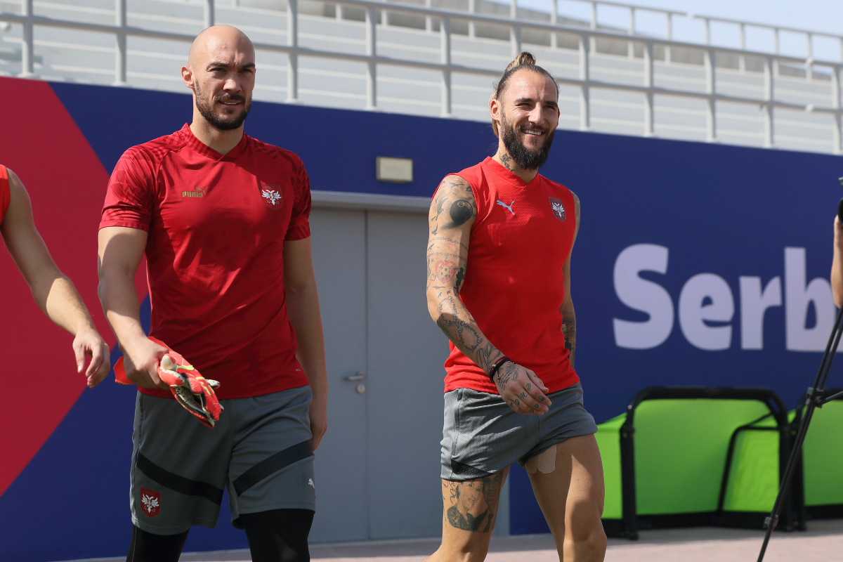 MARKO DMITROVIC golman i NEMANJA GUDELJ fudbaleri reprezentacije Srbije na treningu tokom FIFA Svetskog prvenstva 2022 u trening centru Al Arabi, Doha, 27.11.2022. godine Foto: Marko Metlas Fudbal, Srbija, Trening