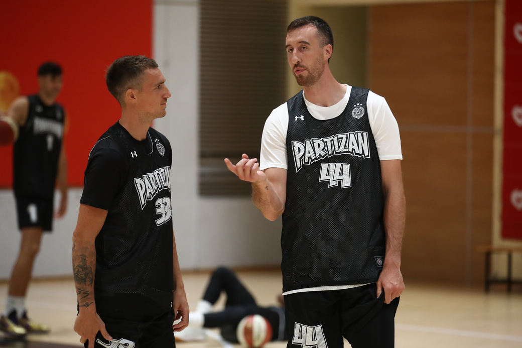 DANILO ANDJUSIC i FRANK KAMINSKI Frenk Kaminski kosarkasi Partizana na okupljanju i treningu pred pocetak sezone u maloj sali Stark Arene, Beograd 28.08.2023. godine Foto: Ivica Veselinov / MN PRESS KOSARKA, BASKETBALL, KK PARTIZAN, TRENING