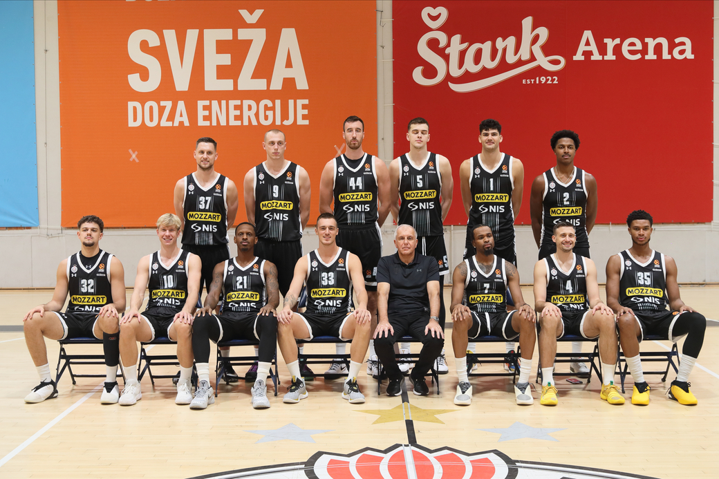MATEUSZ PONITKA Mateus Ponitka, ALEN SMAILAGIC, FRANK KAMINSKY Frenk Kaminski, BALSA KOPRIVICA, TRISTAN VUKCEVIC, ZACH LEDAY Zek Ledej, UROS TRIFUNOVIC, OGNJEN JARAMAZ, JAMES NUNNALLY Dzejms Naneli, DANILO ANDJUSIC, ZELIMIR OBRADOVIC ZELJKO trener, KEVIN PUNTER Kevin Panter, ALEKSA AVRAMOVIC, PJ DOZIER Pi Dzej Douzer EKIPA kosarkasa Partizana na Media dej Evrolige u hali Stark Beogradska arena, Beograd 27.09.2023. godine Foto: Marko Metlas Kosarka, Partizan, Evroliga, Media day