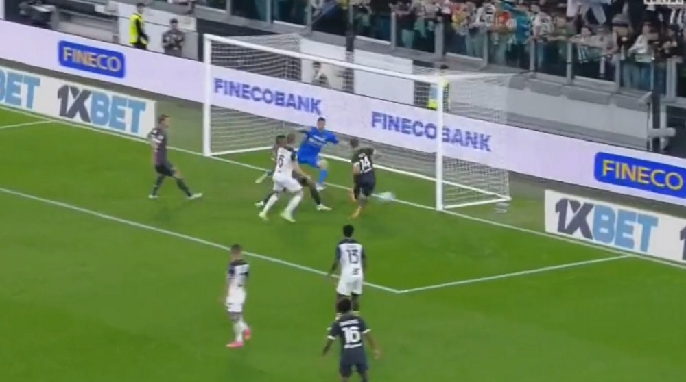 Arkadijuš Milik postiže gol za pobedu Juventusa nad Lećeom