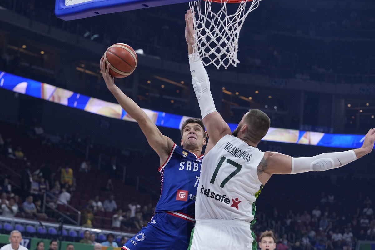 Bogdan Bogdanović poentira pored Valančijunasa