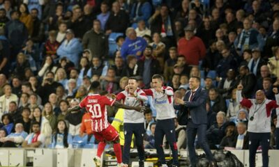 Soman Bukari slavi gol sa trenerom Barakom Baharom. Zvezda vodi protiv Mančester sitija 1:0
