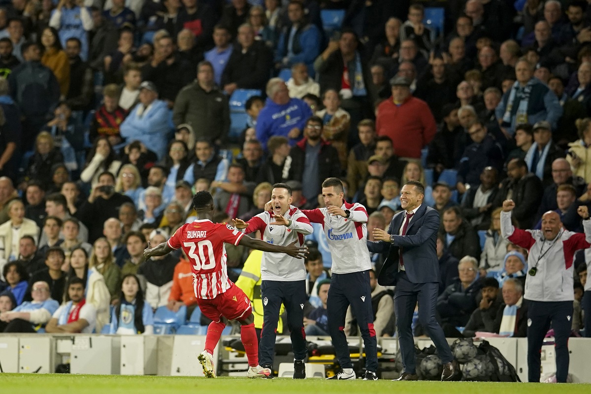 Soman Bukari slavi gol sa trenerom Barakom Baharom. Zvezda vodi protiv Mančester sitija 1:0