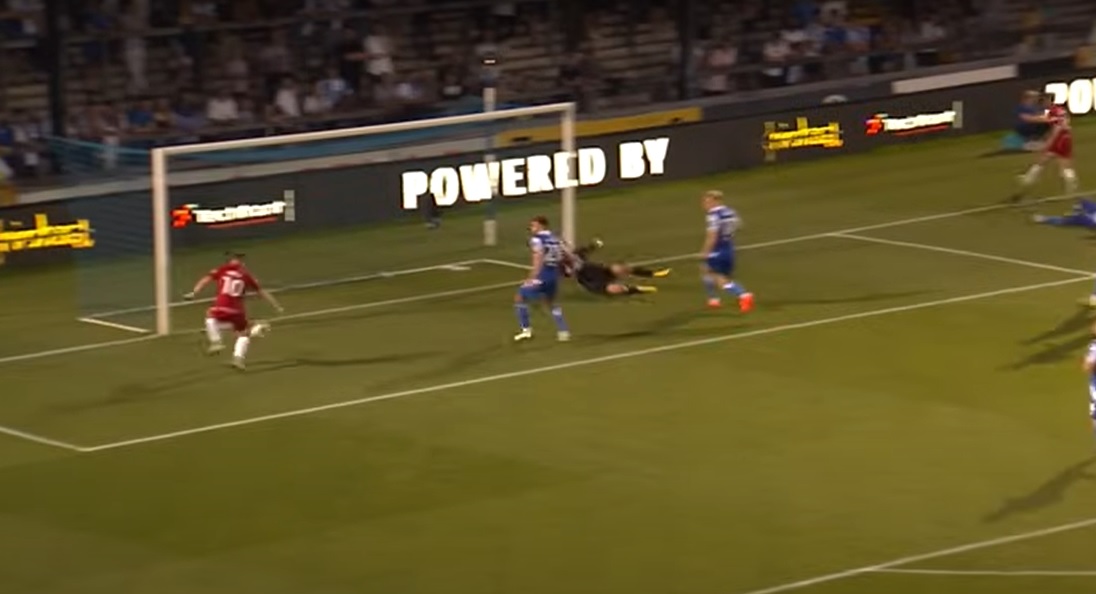 Situacija iz koje je napadač Čeltenam Tauna promašio gol