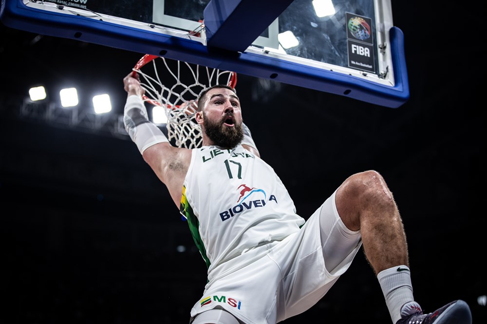 Jonas Valančijunas zakucava na meču Litvanija - Slovenija