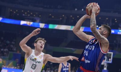 Stefan Jović postiže koš