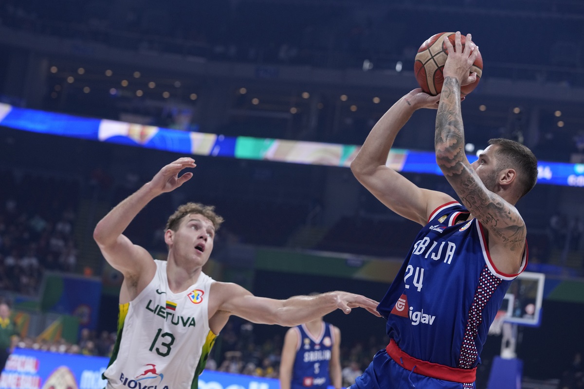 Stefan Jović postiže koš