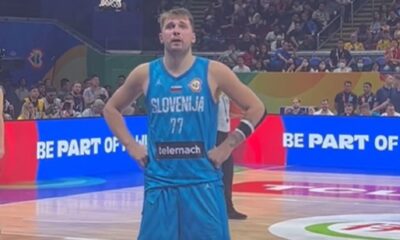 Luka Dončić psuje nekog od zvaničnika FIBA u svečanoj loži