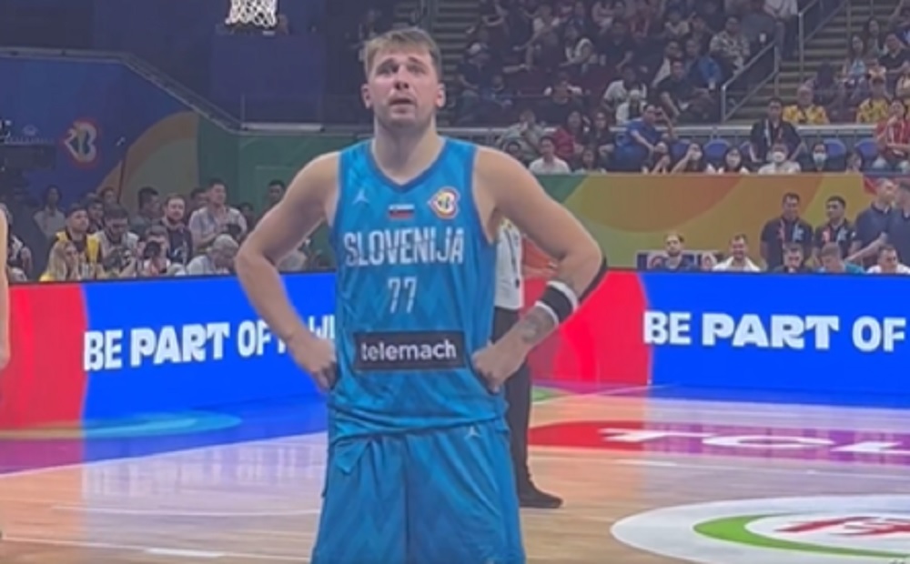 Luka Dončić psuje nekog od zvaničnika FIBA u svečanoj loži