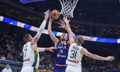 Nikola Milutinov poentira pored litvanskih centara