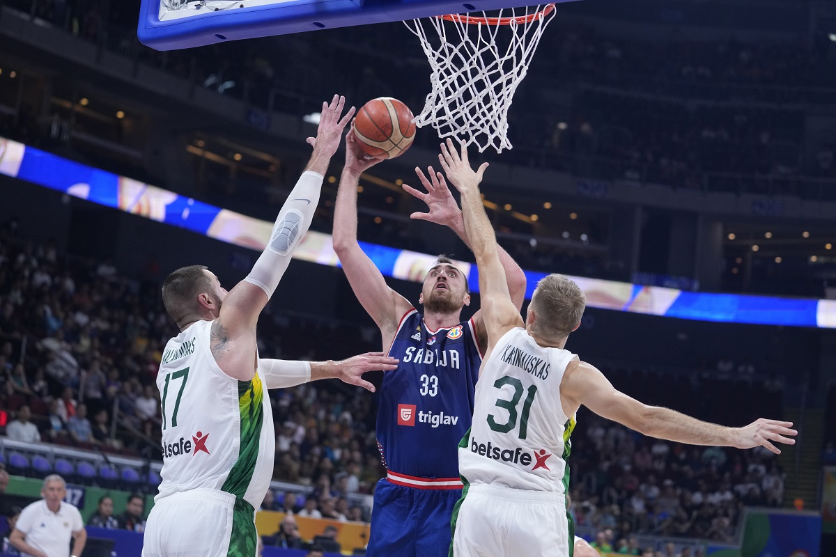 Nikola Milutinov poentira pored litvanskih centara