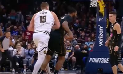 Nikola Jokić udara Markifa Morisa s leđa na utakmici Denver - Majami 2021. godine
