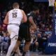 Nikola Jokić udara Markifa Morisa s leđa na utakmici Denver - Majami 2021. godine