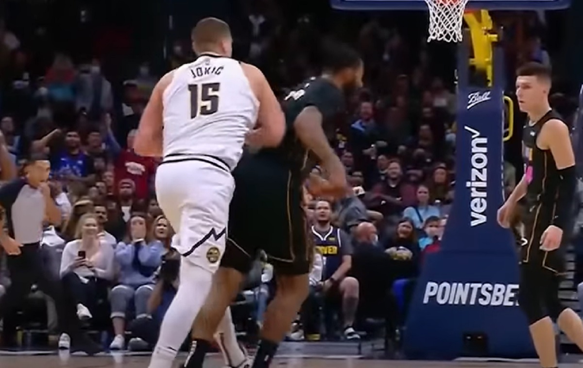 Nikola Jokić udara Markifa Morisa s leđa na utakmici Denver - Majami 2021. godine