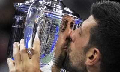 Novak Đoković ljubi pehar US opena nakon što ga je osvojio četvrti put u karijeri