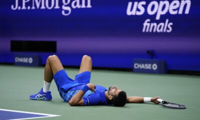 Novak Đoković leži na terenu između dva poena tokom finala US opena
