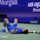 Novak Đoković leži na terenu između dva poena tokom finala US opena