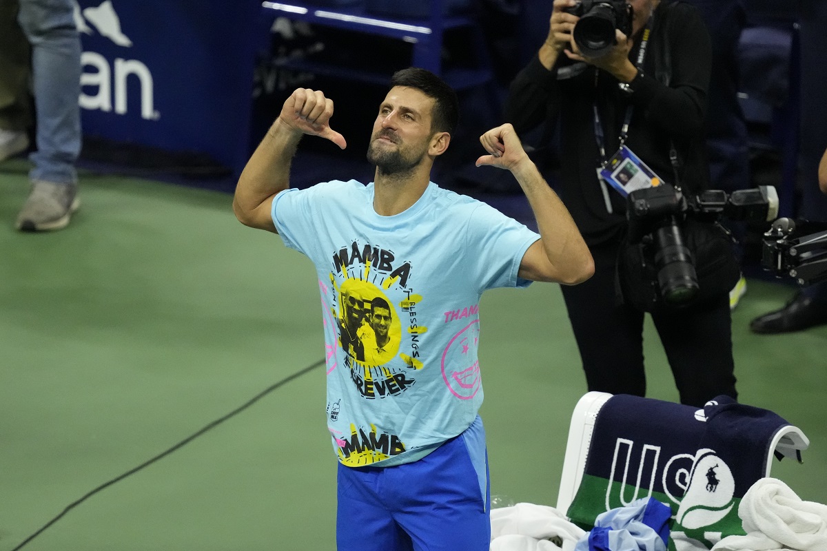 Novak Đoković sa majicom posvećenom Kobiju Brajantu posle osvajanja US opena 2023. godine