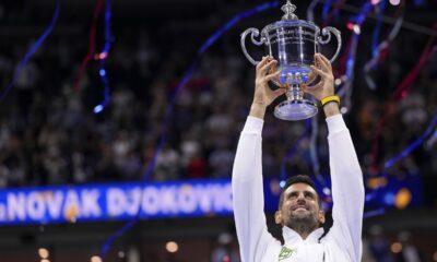 Novak Đoković podiže pehar US opena