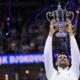 Novak Đoković podiže pehar US opena