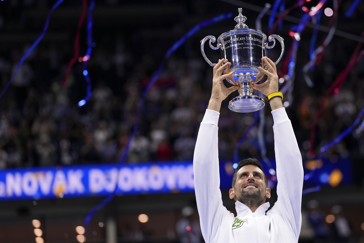 Novak Đoković podiže pehar US opena