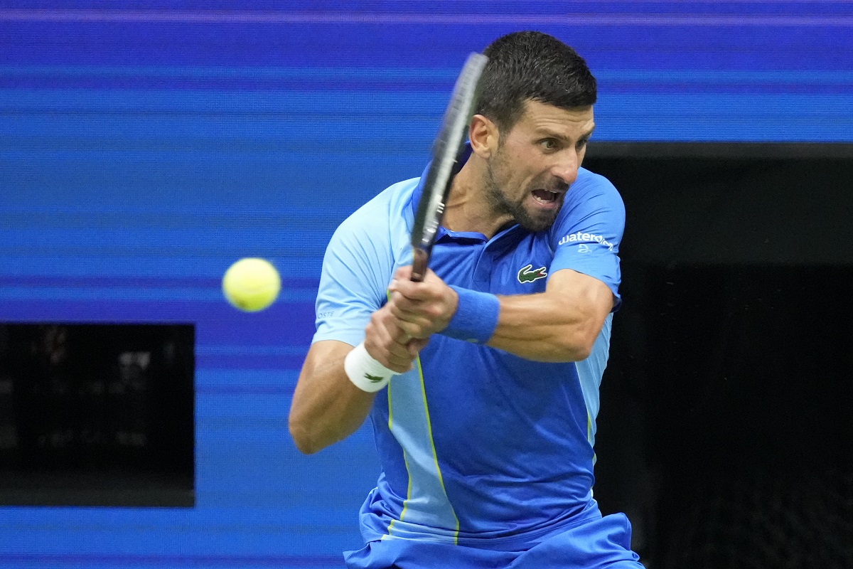 Novak Đoković vraća lopticu tokom finala US opena 2023. protiv Danila Medvedeva