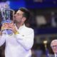 Novak Đoković sa peharom US opena 2023. godine