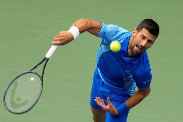 Novak Djokovic servis