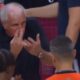 Željko Obradović u raspravi sa sudijama koje su oštetile Partizan protiv Efesa