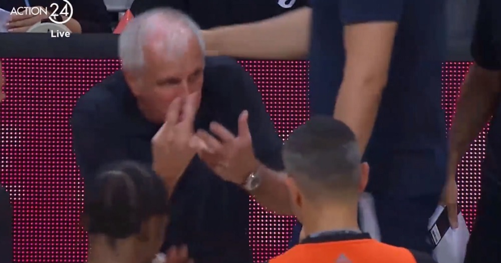Željko Obradović u raspravi sa sudijama koje su oštetile Partizan protiv Efesa