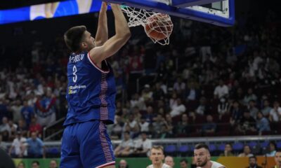 Filip Petrušev zakucava na meču protiv Litvanije