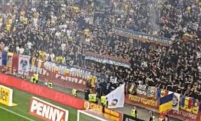 Rumunski navijači okačili srpske zastave i poruke Kosovo je Srbija na meču Rumunija - tzv. Kosovo