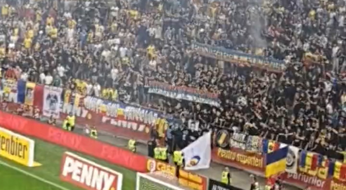 Rumunski navijači okačili srpske zastave i poruke Kosovo je Srbija na meču Rumunija - tzv. Kosovo