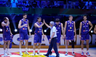 Košarkaši Srbije i selektor Svetislav Pešić posle poraza u finalu SP
