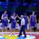 Košarkaši Srbije i selektor Svetislav Pešić posle poraza u finalu SP