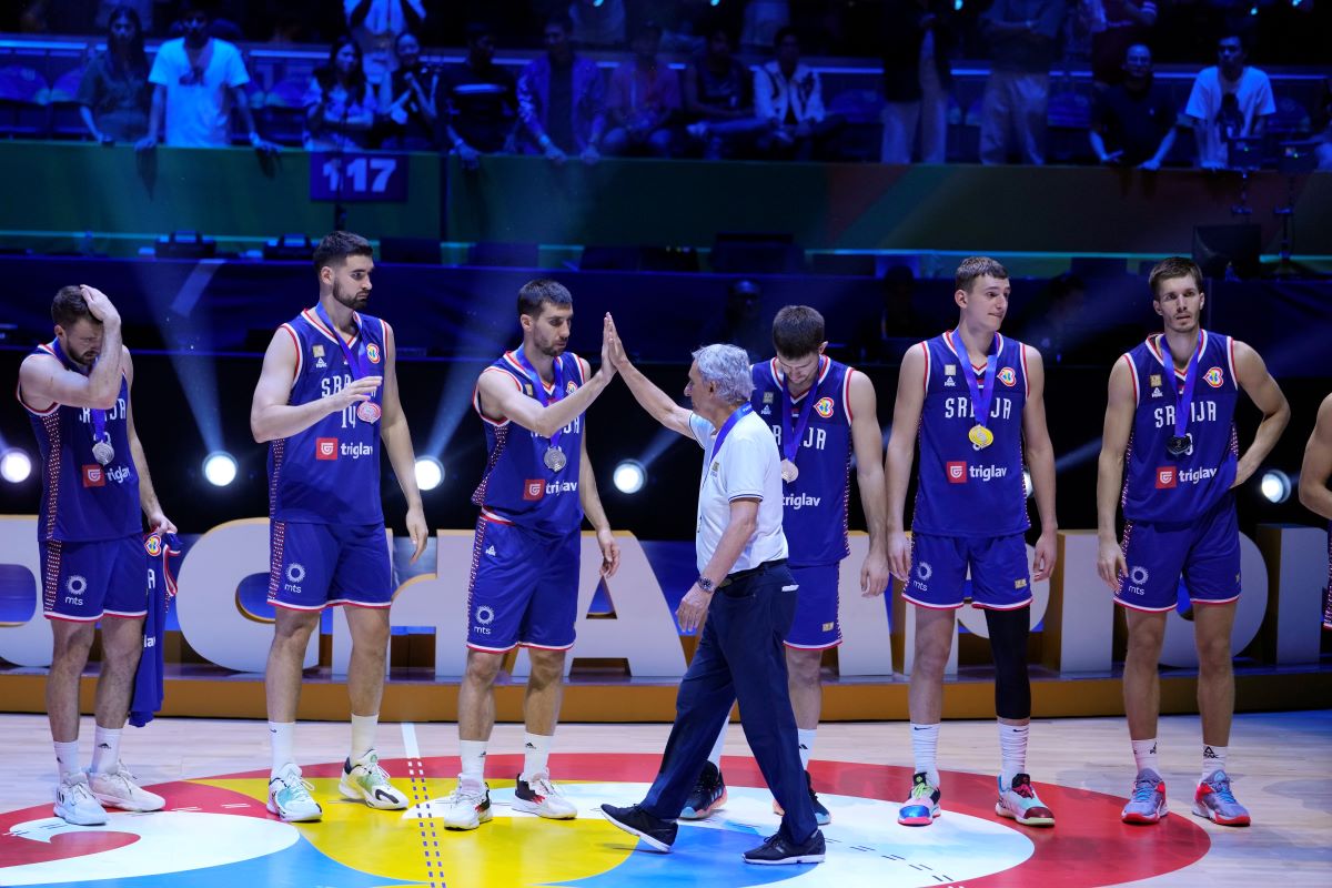 Košarkaši Srbije i selektor Svetislav Pešić posle poraza u finalu SP