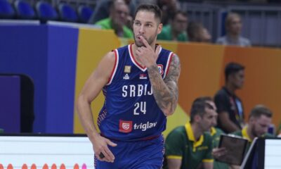 Strefan Jović šalje poljubac posle nove trojke