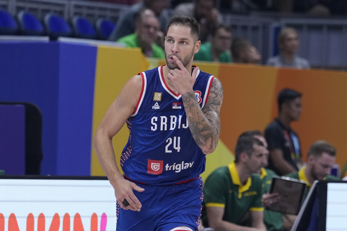 Strefan Jović šalje poljubac posle nove trojke