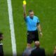 Sudija pokazuje žuti karton tim menadžeru Atletiko Madrida na meču protiv Reala