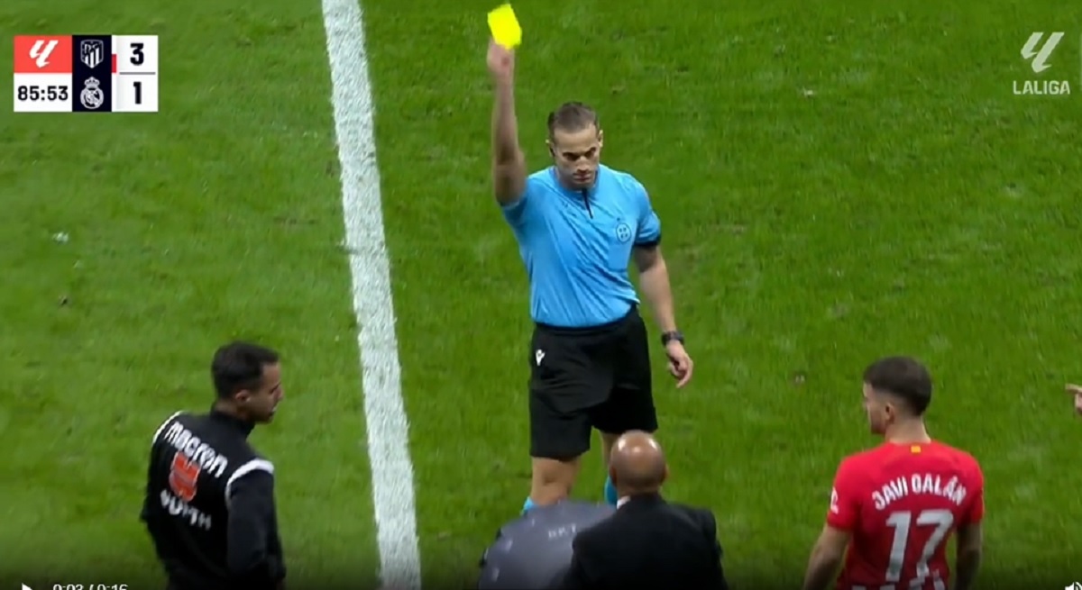 Sudija pokazuje žuti karton tim menadžeru Atletiko Madrida na meču protiv Reala