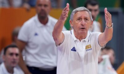 Svetislav Pešić gestikulira sa klupe Srbije.