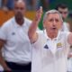 Svetislav Pešić gestikulira sa klupe Srbije.