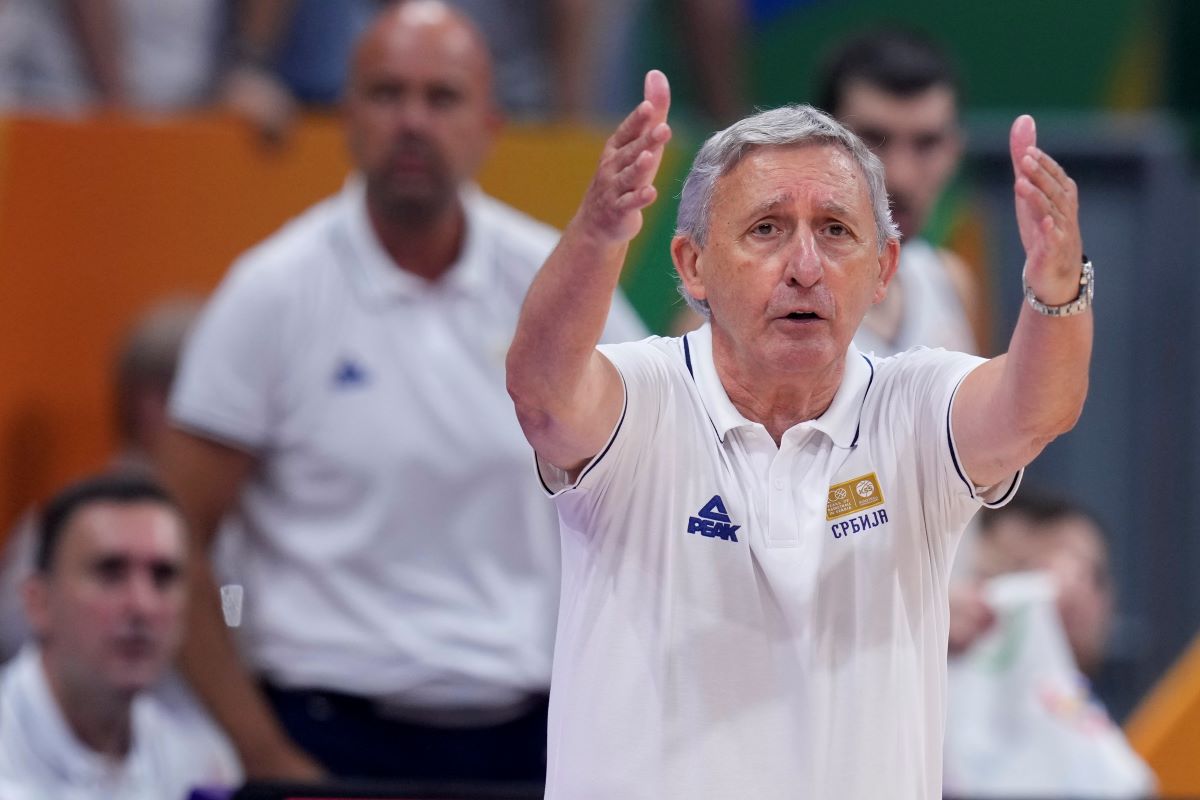 Svetislav Pešić gestikulira sa klupe Srbije.