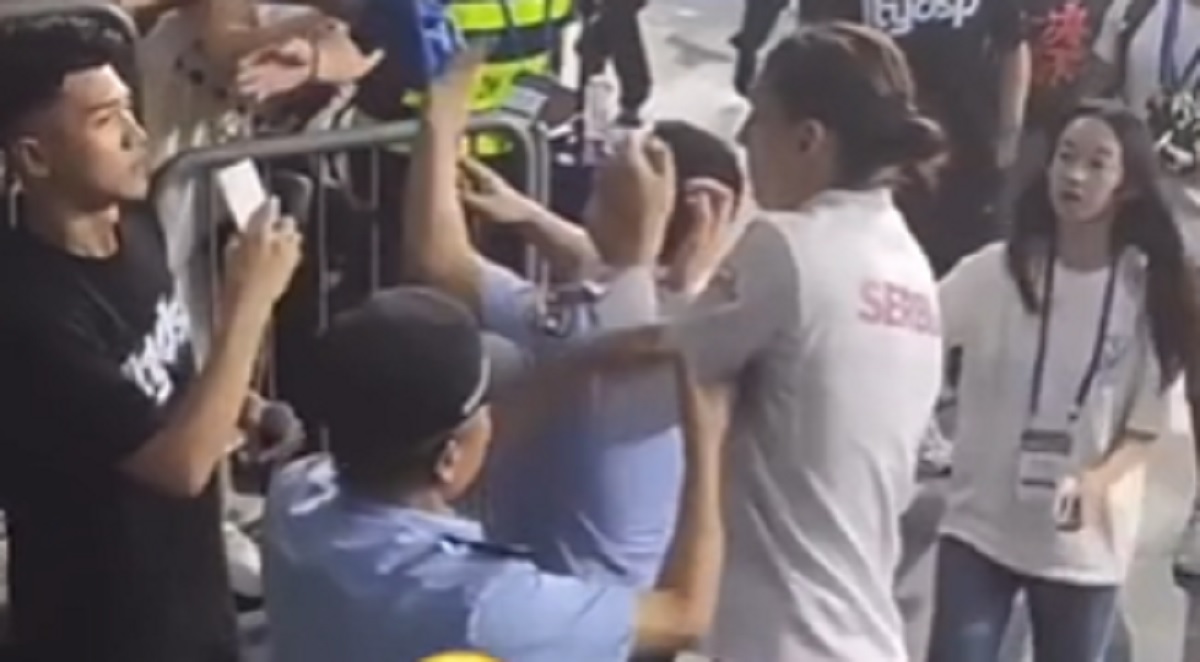 Policajac hvata Tijanu Bošković za ruku i ne da joj da da autogram navijaču
