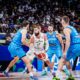 Jonas Valančijunas između tri igrača Slovenije na utakmici