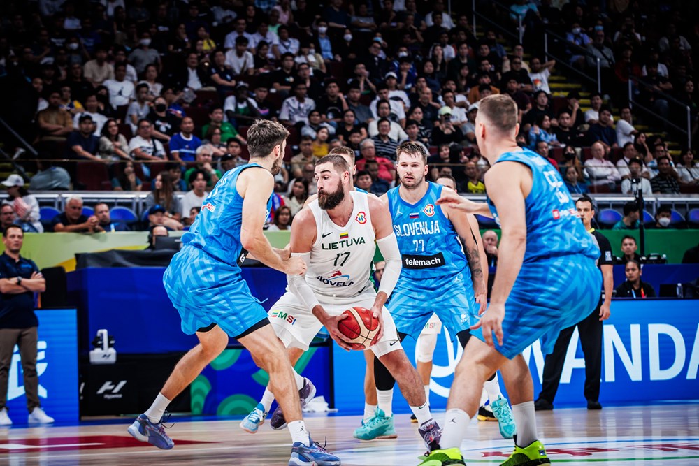 Jonas Valančijunas između tri igrača Slovenije na utakmici