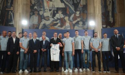 Beograd, 12.09.2023. - Predsednik Srbije Aleksandar Vucic primio je kosarkasku reprezentaciju Srbije koja je osvojila srebrnu medalju na Svetskom prvenstvu, veceras u zgradi Predsednistva u Beogradu. (BETAPHOTO/MILOS MISKOV)